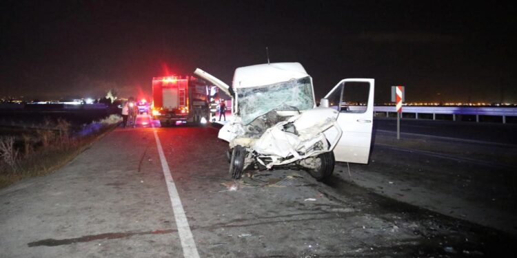 Hatay’da feci kaza sonrası can pazarı: 14 yaralı