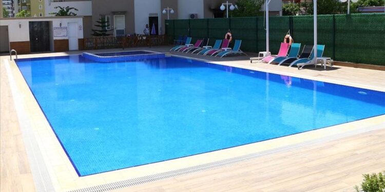 Havuza girdi, duyma kabiliyetini kaybetti!