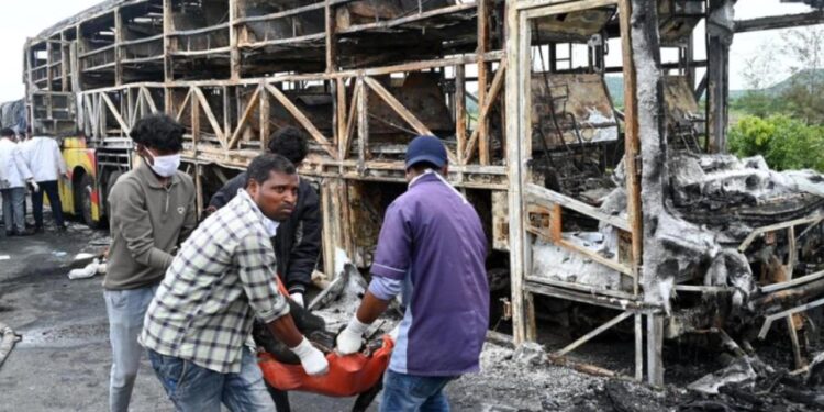 Hindistan’da katliam gibi kaza… Motosiklet yolcu otobüsüne çarpmıştı! En 25 ölü!