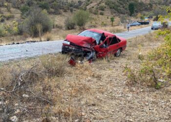 İki araç kafa kafaya çarpıştı: 1 ölü, 2 yaralı