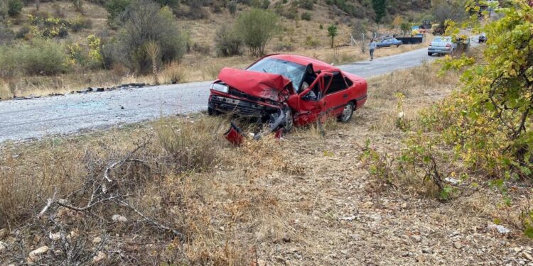 İki araç kafa kafaya çarpıştı: 1 ölü, 2 yaralı