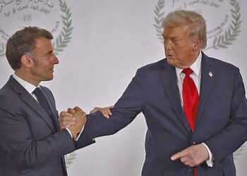 İki lider birbirini tehdit etti iddası! Trump-Macron tokalaşması dünya basınında