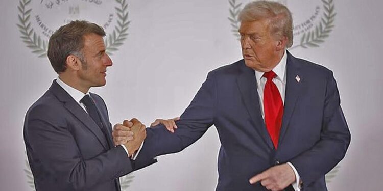 İki lider birbirini tehdit etti iddası! Trump-Macron tokalaşması dünya basınında