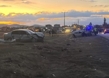 İki otomobil kafa kafaya çarpıştı! 1 öldü, 3 ağır yaralı