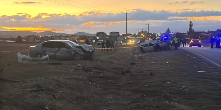 İki otomobil kafa kafaya çarpıştı! 1 öldü, 3 ağır yaralı