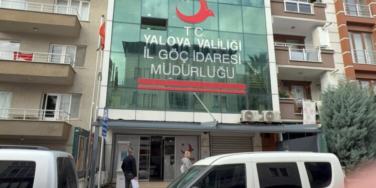 İl Göç İdaresi Müdürlüğü’ne yolsuzluk operasyonu: 8 gözaltı