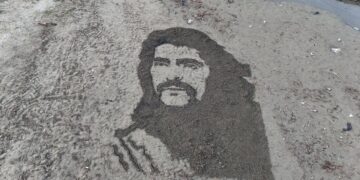 İranlı sanatçı Barış Manço’nun dev portresini kuma çizdi