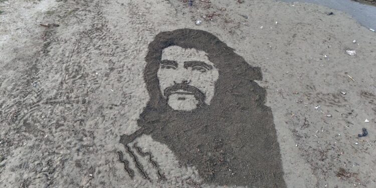 İranlı sanatçı Barış Manço’nun dev portresini kuma çizdi