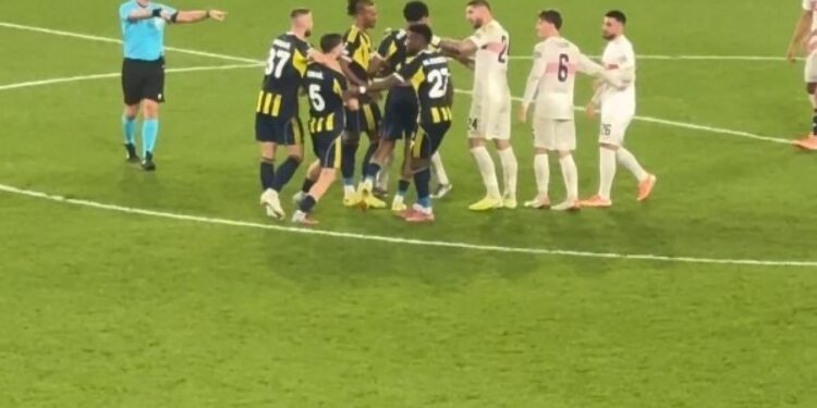 İsmail Yüksek ve Deniz Undav arasında gerginlik! İsmail’in cevabı gündem oldu