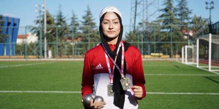 Isparta’dan çıkan Ayşenur’un hayali altın madalya