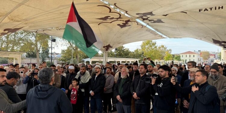 İsrail artığı çetelerin şehit ettiği Filistinli gazeteci için gıyabi cenaze namazı kılındı