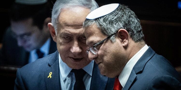 İsrail ateşkes sonrası karıştı: Rehine aileleri ve siyasilerden Netanyahu’ya tepki yağdı!