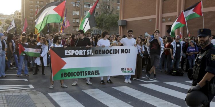 İsrail ekibine şok! İspanyolar maç öncesi sokaklara indi