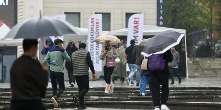 İstanbul’a sarı uyarı: Meteoroloji ve valilik saat verdi: Çok kuvvetli yağacak!