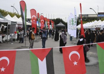 İstanbul’da AVM’lerde Gazze için hayır çarşıları kuruldu