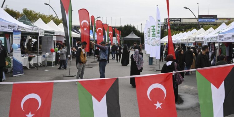 İstanbul’da AVM’lerde Gazze için hayır çarşıları kuruldu