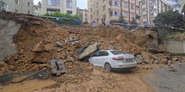 İstanbul’da yağış bilançosu: Maltepe’de duvar, Şişli’de yol, Beşiktaş’ta merdiven çöktü