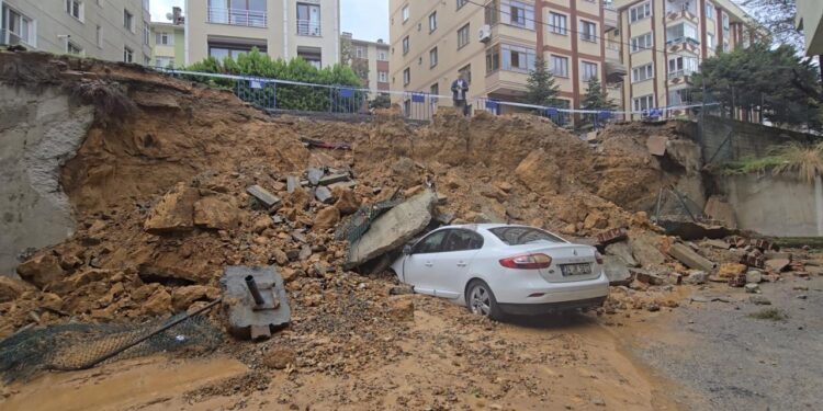 İstanbul’da yağış bilançosu: Maltepe’de duvar, Şişli’de yol, Beşiktaş’ta merdiven çöktü