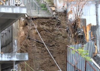 İstanbul’da yağış bilançosu: Şişli’de yol çöktü, Beşiktaş’ta merdiven çöktü