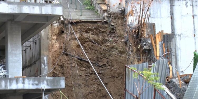 İstanbul’da yağış bilançosu: Şişli’de yol çöktü, Beşiktaş’ta merdiven çöktü