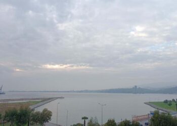 İzmir körfezi alarmda! Kötü koku sahilleri esir aldı