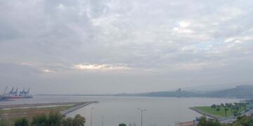 İzmir körfezi alarmda! Kötü koku sahilleri esir aldı