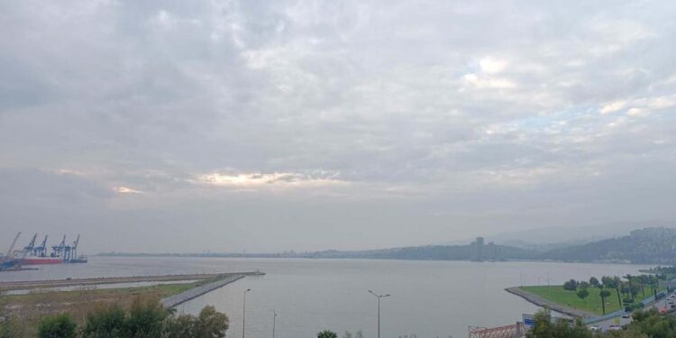 İzmir körfezi alarmda! Kötü koku sahilleri esir aldı