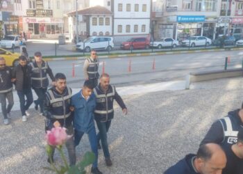 İzmir’de geniş çaplı operasyon: 136 tutuklama