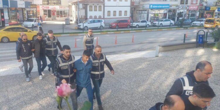 İzmir’de geniş çaplı operasyon: 136 tutuklama