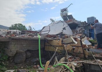 İzmir’de patlama: Evin çatısı çöktü, bir kişi yaralandı