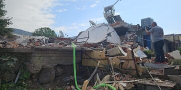 İzmir’de patlama: Evin çatısı çöktü, bir kişi yaralandı