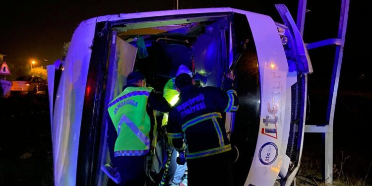 Kastamonu’da feci kaza! Tur midibüsü devrildi