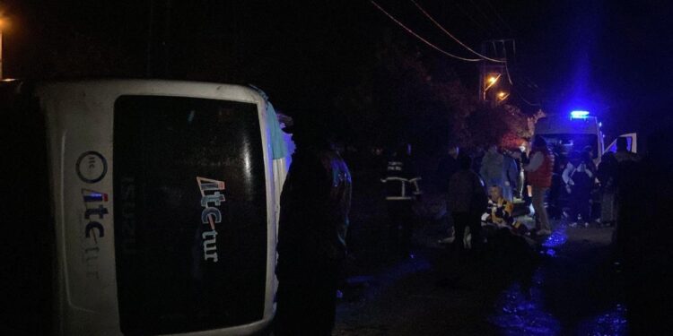 Kastamonu’da tur midibüsü devrildi: 25 yaralı