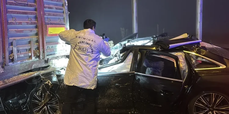 Feci Kaza! Tıra Çarpan Araçta 4 Kişi Can Verdi