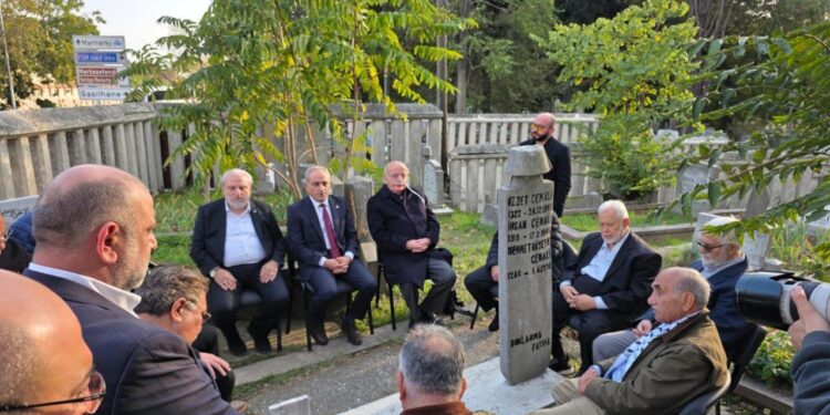 Kibiroğlu, kabri başında dualarla anıldı