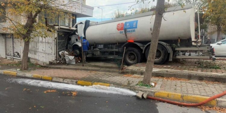 Küçükçekmece’de İSKİ’ye ait su tankerinin iş yerine girdiği anlar