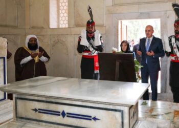 Kurtulmuş, Muhammed İkbal’in kabrini ziyaret etti