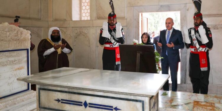 Kurtulmuş, Muhammed İkbal’in kabrini ziyaret etti