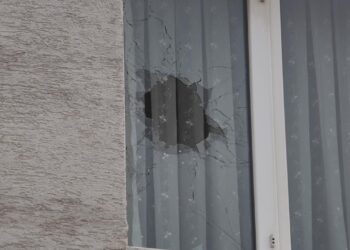 Küstüğü eşinin yaşadığı daireyi kurşunladı