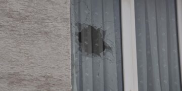 Küstüğü eşinin yaşadığı daireyi kurşunladı