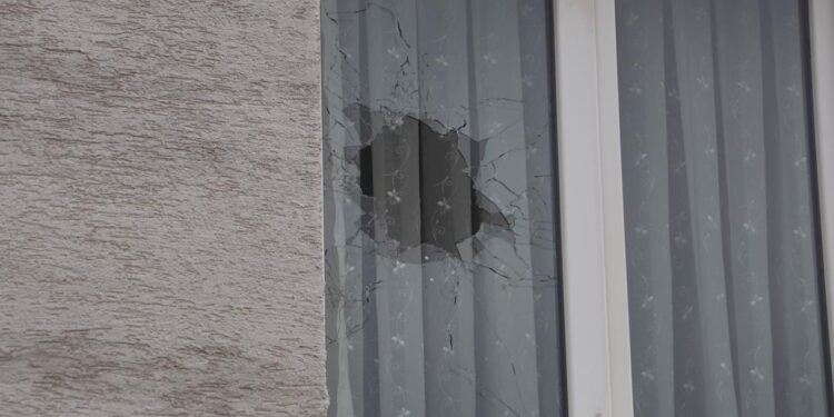 Küstüğü eşinin yaşadığı daireyi kurşunladı