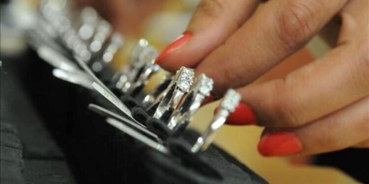 Kuyumcular da ayırt edemiyor! Sahte pırlantaya dikkat