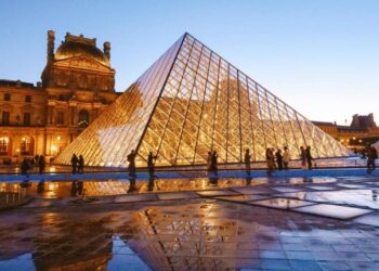 Louvre Müzesinde büyük soygun! Değerli mücevherler çalındı