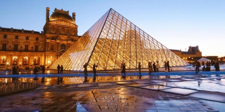 Louvre Müzesinde büyük soygun! Değerli mücevherler çalındı