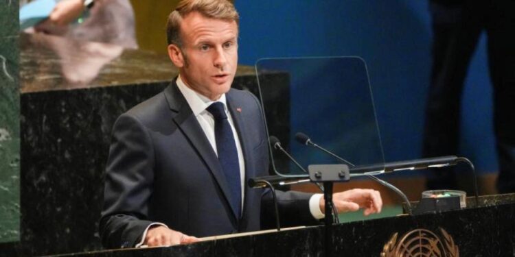 Macron’dan  Louvre Müzesi açıklaması! Hırsızlık vakası alarma geçirdi!