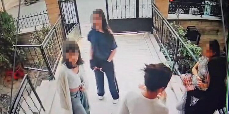 Makyajlarını eleştiren 12 yaşındaki kızın kapısına bıçakla dayandılar