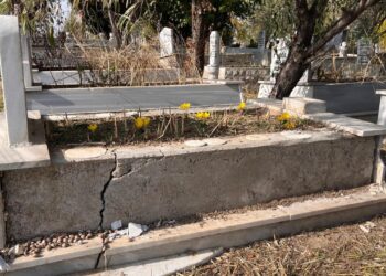 Mezarlıktan mermer çalıp, evinin bahçesine döşedi!