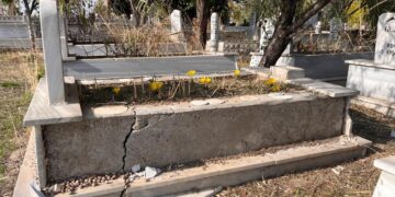 Mezarlıktan mermer çalıp, evinin bahçesine döşedi!