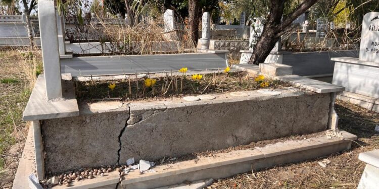 Mezarlıktan mermer çalıp, evinin bahçesine döşedi!