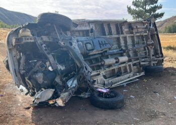 Minibüs, istinat duvarından düştü: 4 yaralı